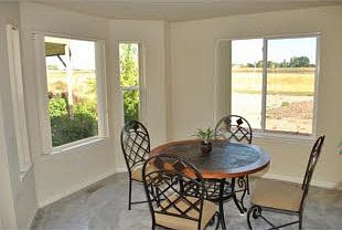 Formal dining room w/light