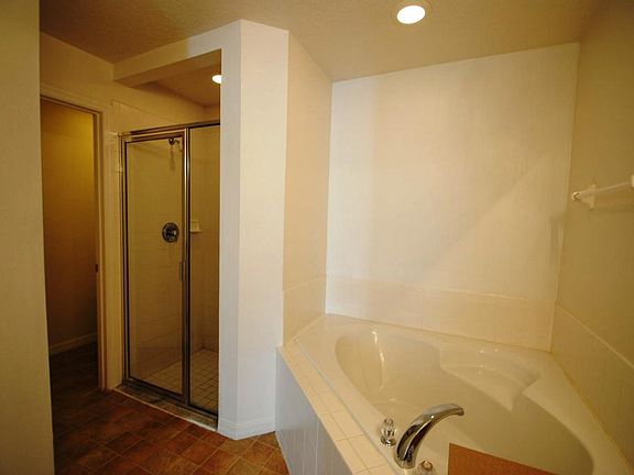 3rd image of 405 Cardinal Ct