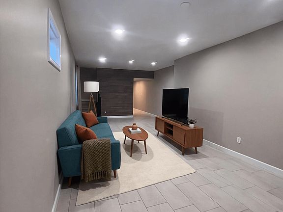 2nd image of 30 E Regent St