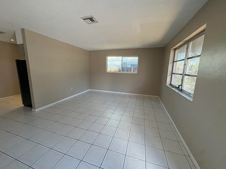 6111 SW 31st St #E — Photo 14