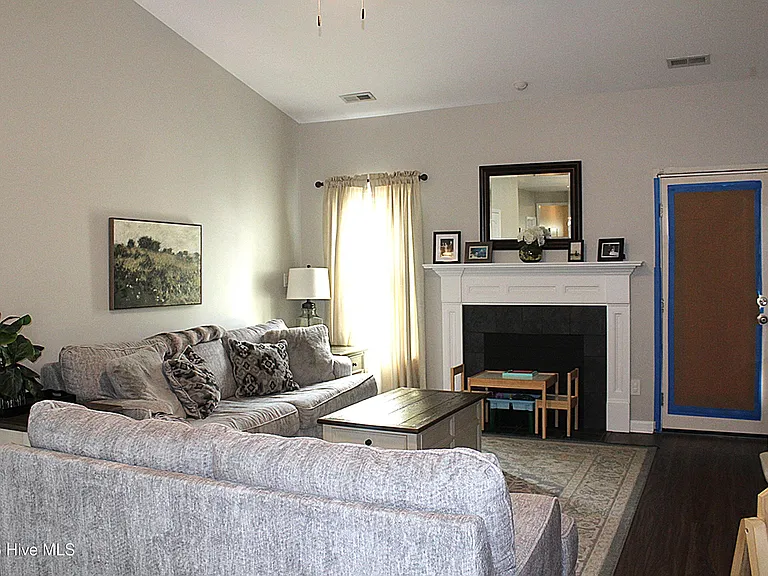 221 Seville St — Photo 9