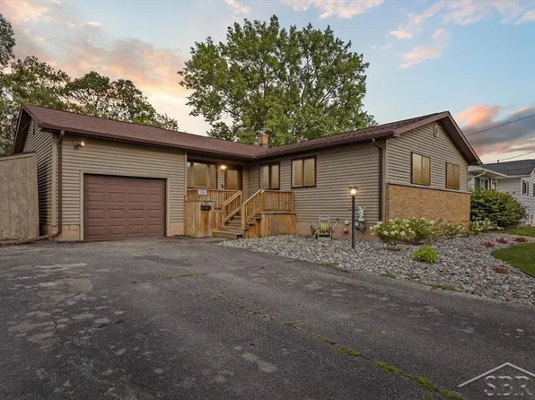 1105 Maple St, Essexville, MI 48732
