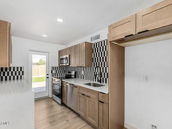 4th image of 2202 E BAYWOOD Avenue