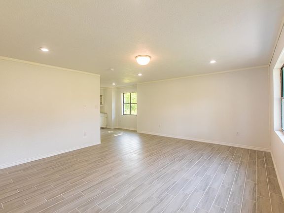 3rd image of 105 Parker Dr
