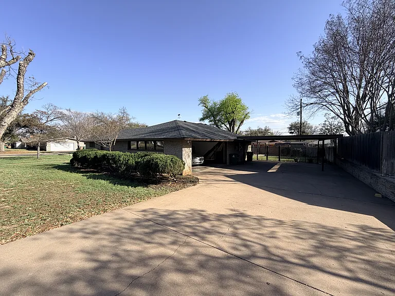 2601 Oxford Ave — Photo 32
