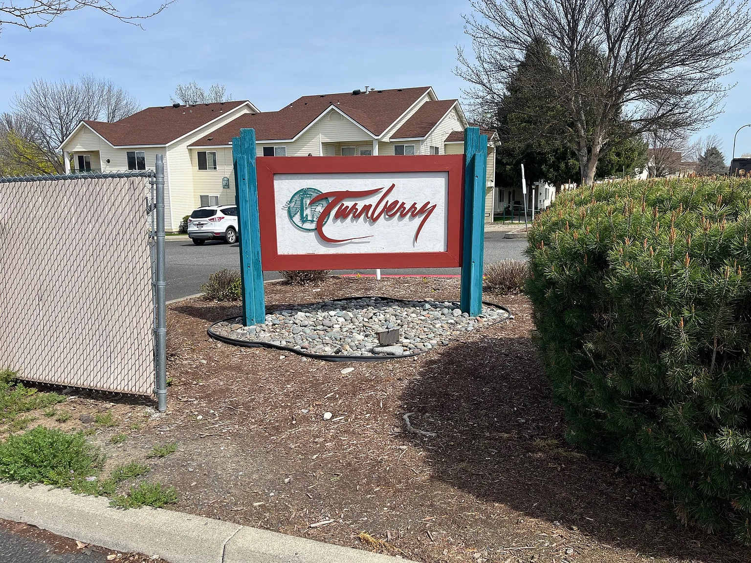 Turnberry Apartments — Photo 4