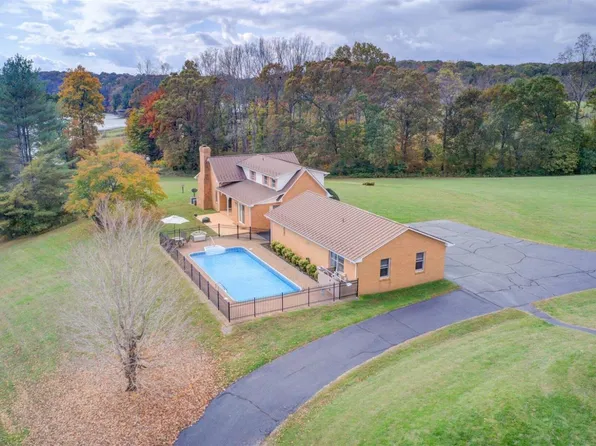 450 Holyfield Ln, Moneta, VA 24121
