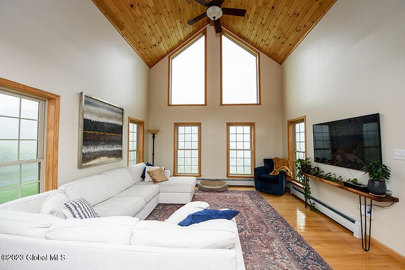 4th image of 253 Knox Road