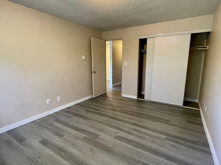 Spacious unit nestled across from Bitterlake Park & Lake, walk to shops and stores! — Photo 8