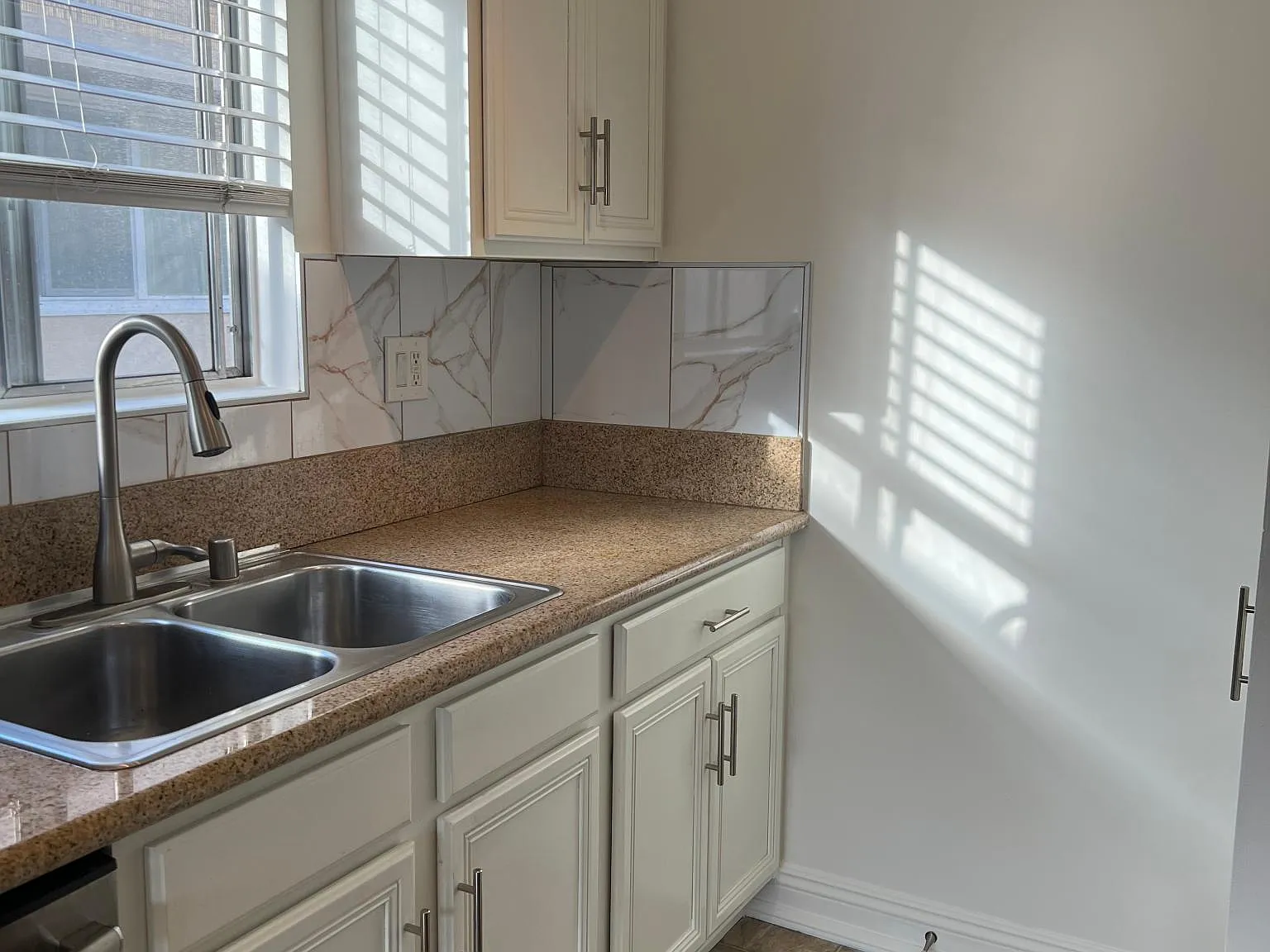 106 N Eucalyptus Ave — Photo 2