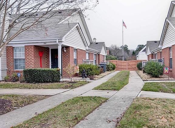 2nd image of 203 Westgate Cir #Na