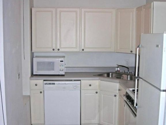 3rd image of 931 W Fletcher St #Ar0hbfhfw
