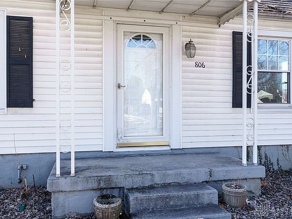 3rd image of 806 Richardson Dr
