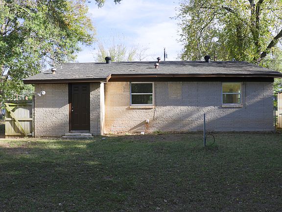 3rd image of 903 Martha Dr