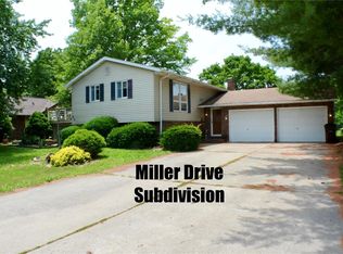 916 W Miller Dr, Staunton, IL