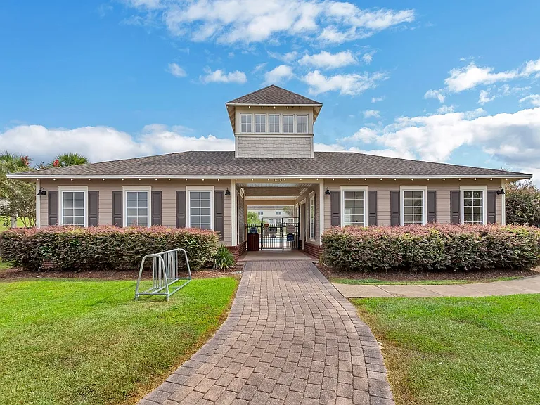 735 Majestic Dr — Photo 32