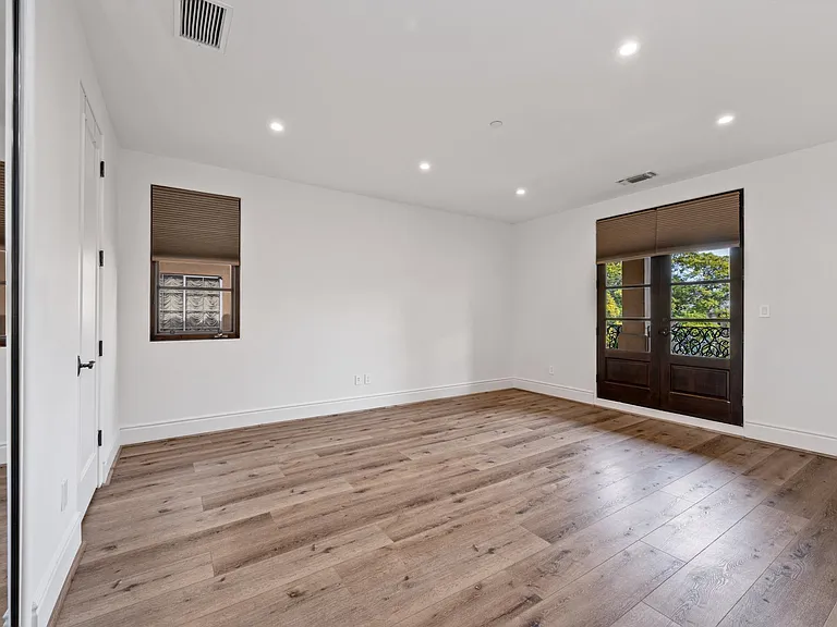305 N Palm Dr — Photo 13