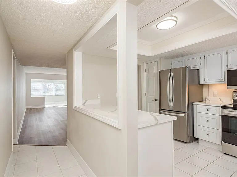 8 Glencoe Pl #104 — Photo 4