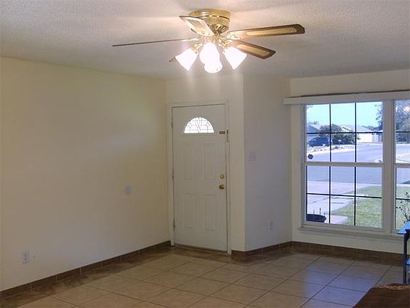 3rd image of 1601 Meadows Dr