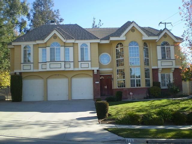 2nd image of 813 Lexington Ln