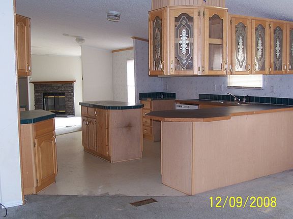 Kitchen w/island