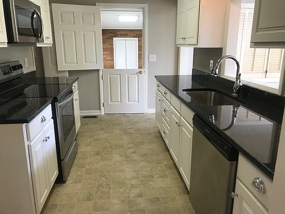 4th image of 907 Westside Ct