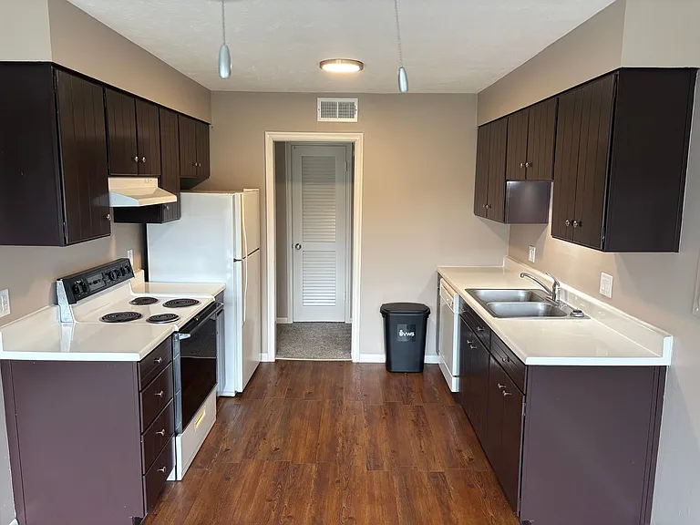 Bristol Square Apartments — Photo 26