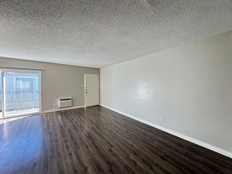 21827 Lanark St — Photo 13