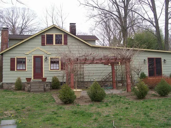 7 Hideaway Ln, Norwalk, CT 06851