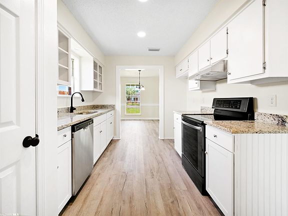 3rd image of 18990 Dalewood Cir