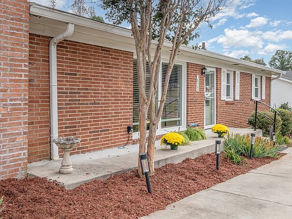 5th image of 211 Perlen Dr