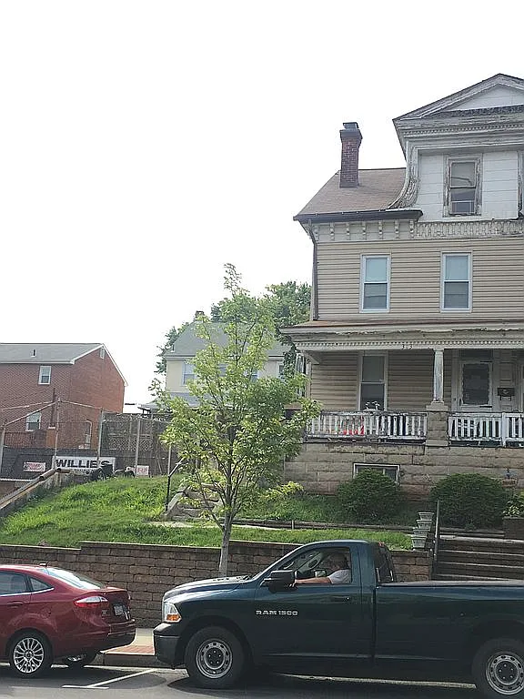 313 Main St photo 1
