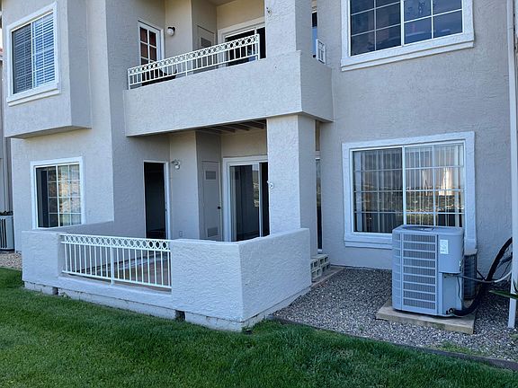 Large back patio with VIEWS of the Lake