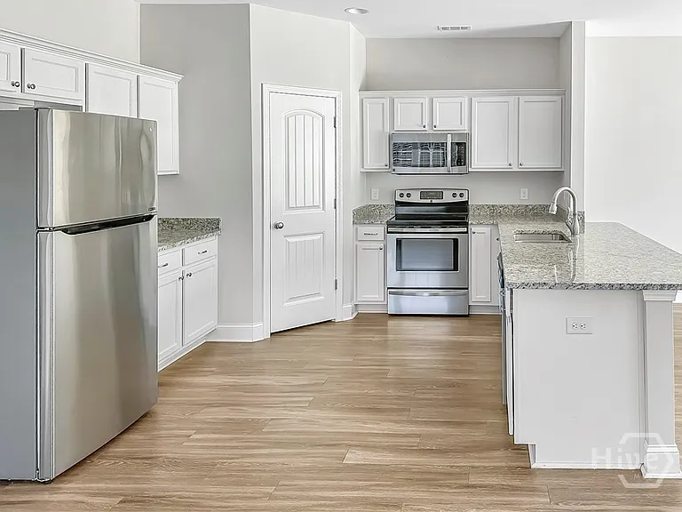 100 Regis Way — Photo 9