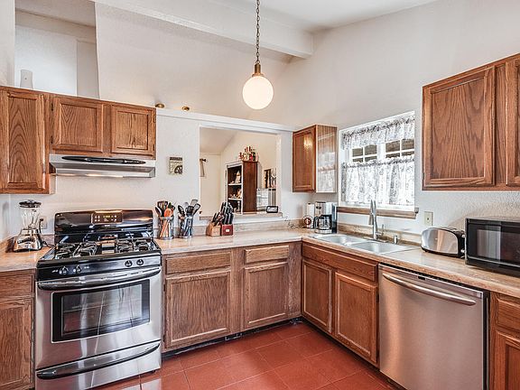 5th image of 4824 Maureen Cir