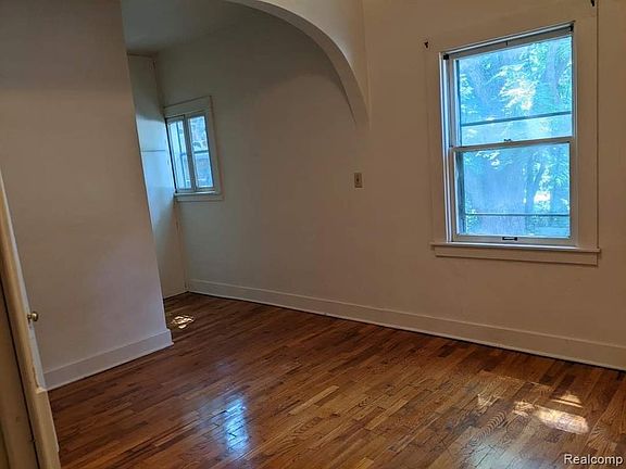4th image of 535 W Grand River Ave