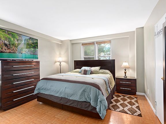 3rd image of 5700 Arlington Ave APT 1G