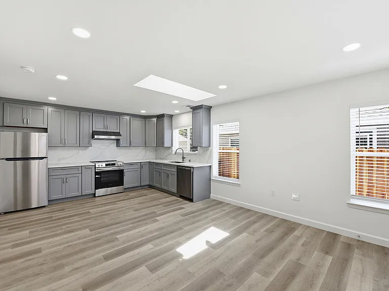 447 Alviso St — Photo 8