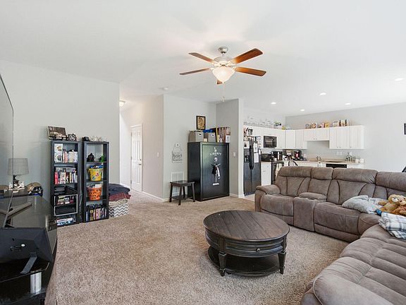 5th image of 161 Stephen Dr