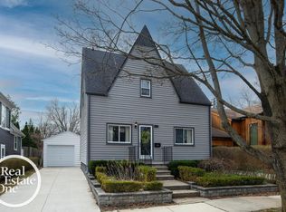 69 Mapleton Rd, Grosse Pointe Farms, MI 48236