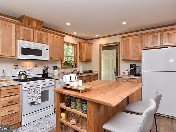 4th image of 146 Laurel Ave