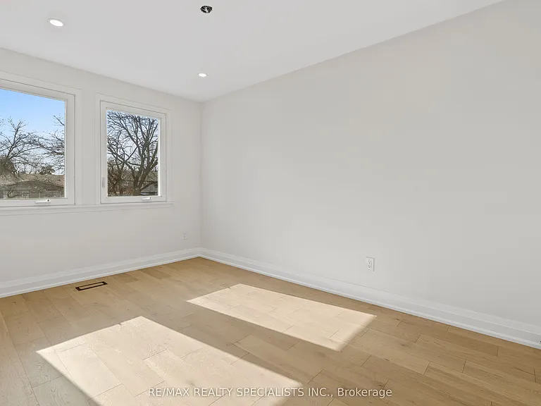6419 Chaumont Cres #UPPER — Photo 13
