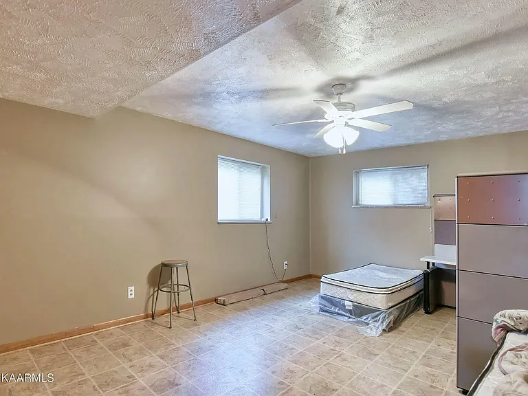 200 Suburban Rd — Photo 26