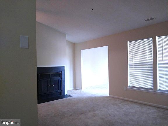 4th image of 903 Woodbridge Ct Unit J