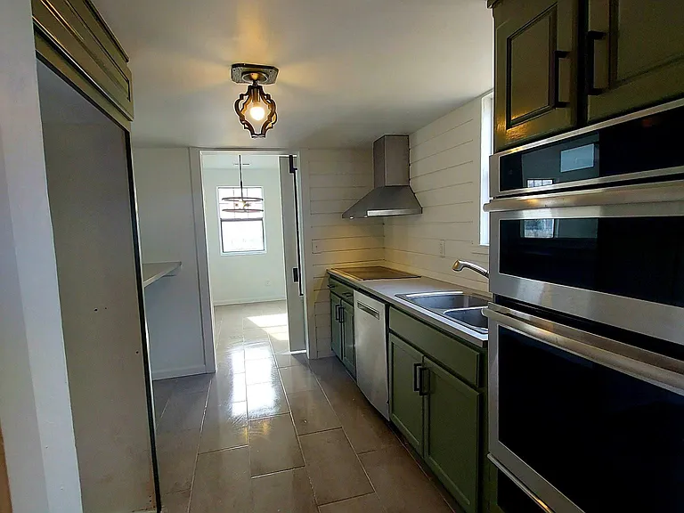 1004 Clay St — Photo 13