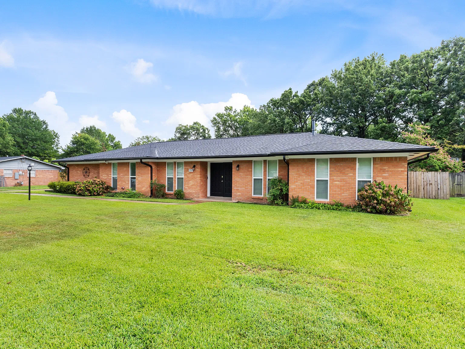 3 bed, 2033 sqft, $1,900 — Photo 1