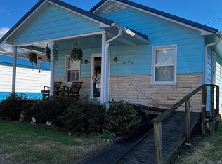 56 C St, Montgomery, WV 25136