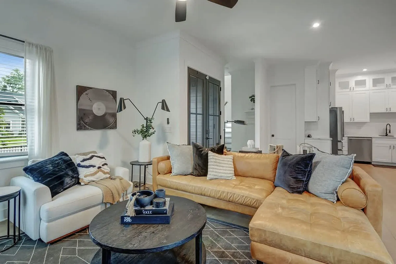 4 bed, 4.0 bath, 2852 sqft, $7,775 — Photo 4