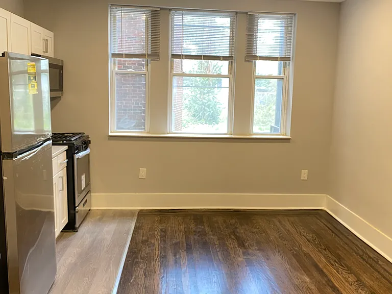 625 E Vernon Rd — Photo 4