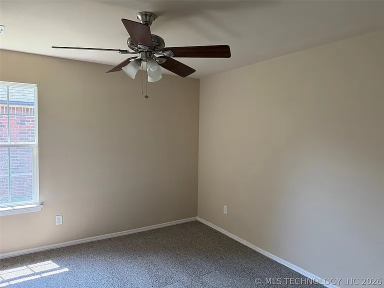 2102 W H St — Photo 4